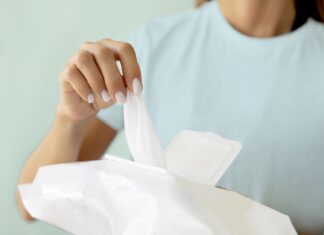 Дерматолог пояснює, чому дитячі серветки не підходять для дорослих