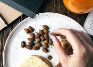 Корисні перекуси перед сном для кращого сну: що рекомендують експерти