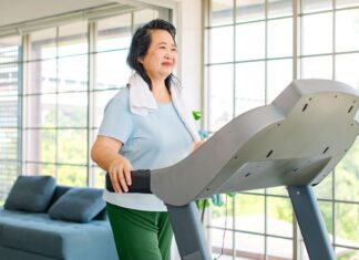 Залишайтеся у формі після 50: 20-хвилинне тренування на біговій доріжці для довголіття