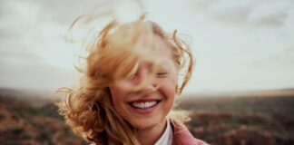 Omega-3 mastné kyseliny a růst vlasů: Vědecká recenze