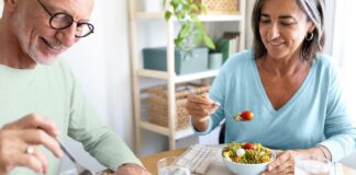 Optymalny czas kolacji: dlaczego wczesne zjedzenie kolacji może poprawić Twoje zdrowie