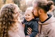 Нове Дослідження Підкреслює Зростання Ризики Психічного Здоров’я у Молодих Батьків через Рік Після Пологів