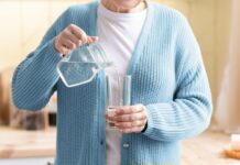 Гідратація та хвороба Альцгеймера: Чому важливо підтримувати водний баланс