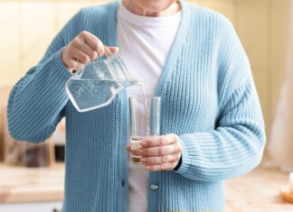 Гідратація та хвороба Альцгеймера: Чому важливо підтримувати водний баланс
