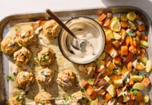 Легке харчування: курячі тефтелі з овочами на одному деку