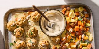 Легке харчування: курячі тефтелі з овочами на одному деку