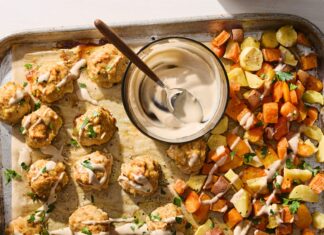 Легке харчування: курячі тефтелі з овочами на одному деку