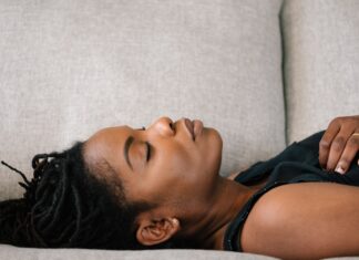 Приборкання опівнічного розуму: як Йога-нідра допомагає заспокоїти потік думок