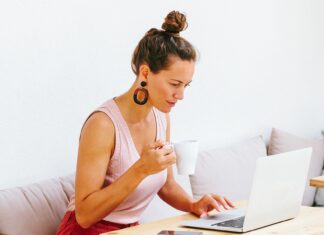 Захистіть свій мозок і очі від надмірного часу перед екраном за допомогою цих 3 поживних речовин