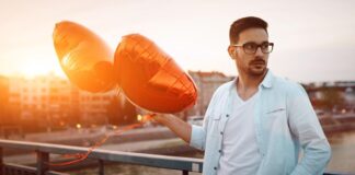 I pericoli nascosti del “Ballmaxxing”: perché gonfiare lo scroto è un rischio medico