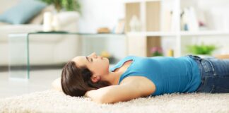 Tumbado en el suelo: ¿una vibra o una terapia real?