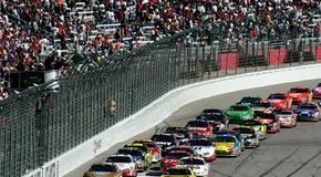 Journée de course NASCAR : comment les départs en vol, les rainures de piste et la stratégie du pilote définissent le sport