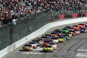 День перегонів NASCAR: як старти з польоту, траси та стратегія водія визначають спорт