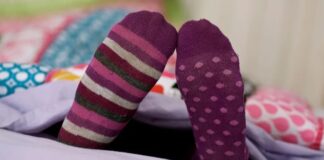 ¿Por qué dormir con calcetines te ayuda a conciliar el sueño más rápido y más profundamente?