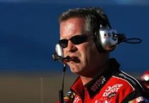 Як трек NASCAR фізично змінюється під час гонки?