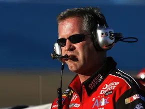 Як трек NASCAR фізично змінюється під час гонки?